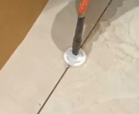 合阳瓷砖空鼓维修公司专业解答瓷砖在铺贴过程中，如果没有涂抹均匀到位的粘结材料（如水泥砂浆或瓷砖胶），可能会导致以下问题