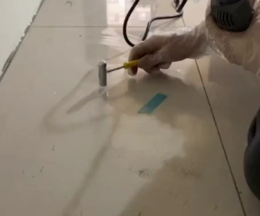 合阳瓷砖开裂维修公司专业分享瓷砖在铺贴前如果没有沥干水分，将会导致以下问题
