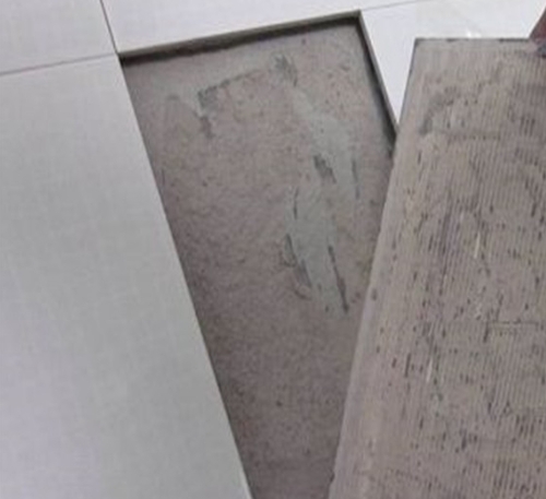 合阳瓷砖空鼓维修公司分享瓷砖铺贴时如果打浆（即涂抹在瓷砖背面和基层上的砂浆或瓷砖胶）过少，会带来以下问题